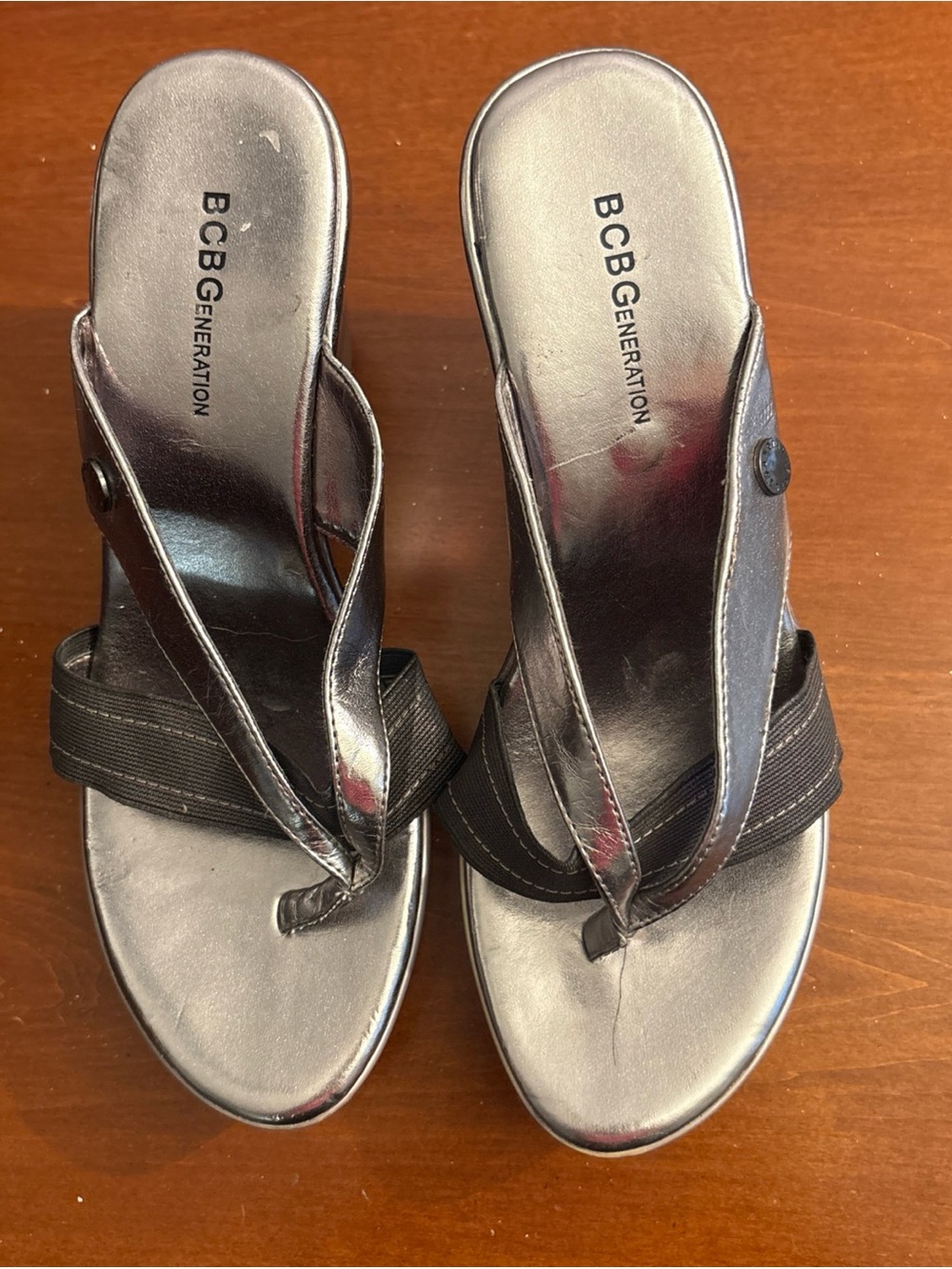 BCBGGeneration Women's junior silver grey Metallic Thong Sandals 9